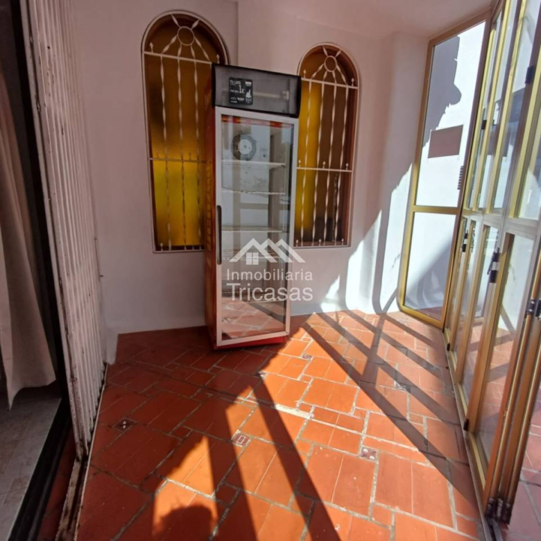 Se alquila local comercial en Los Cristianos – Excelente ubicación a pie de calle