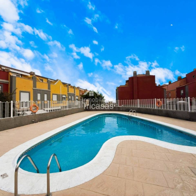 Adosado con vistas al mar en Llano del Camello